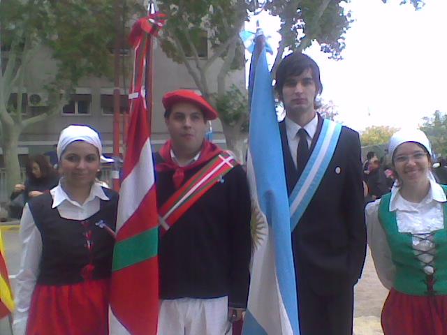 Representantes vascos en la parada cívico-militar del 25 de Mayo en San Juan, Argentina (foto Carina Oyola)